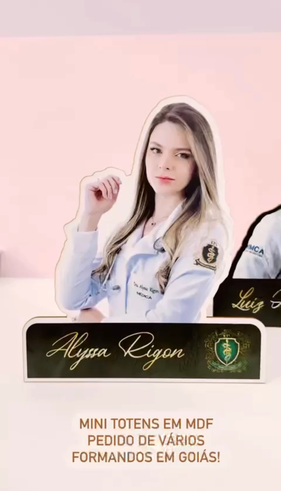 Mini totem em MDF personalizado com foto de formanda em medicina
