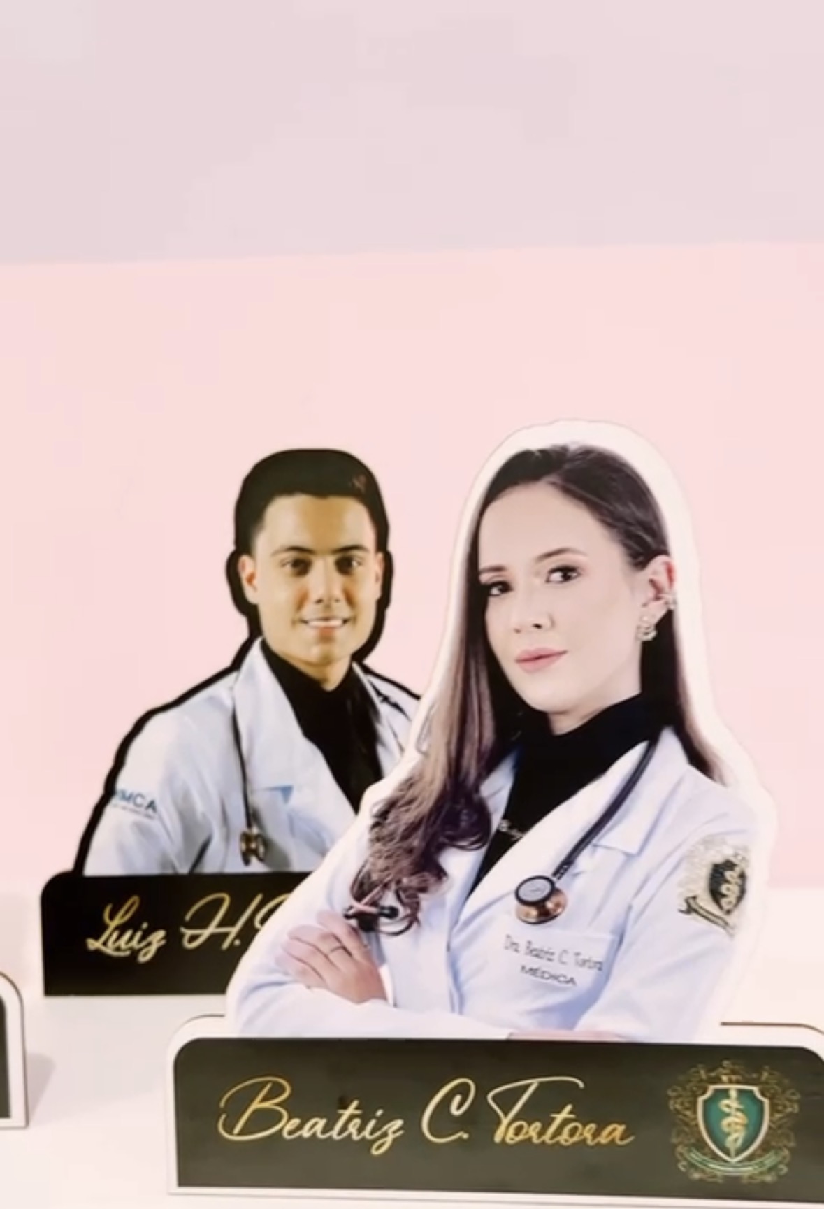 Mini totens em MDF com recorte de foto e nome em dourado