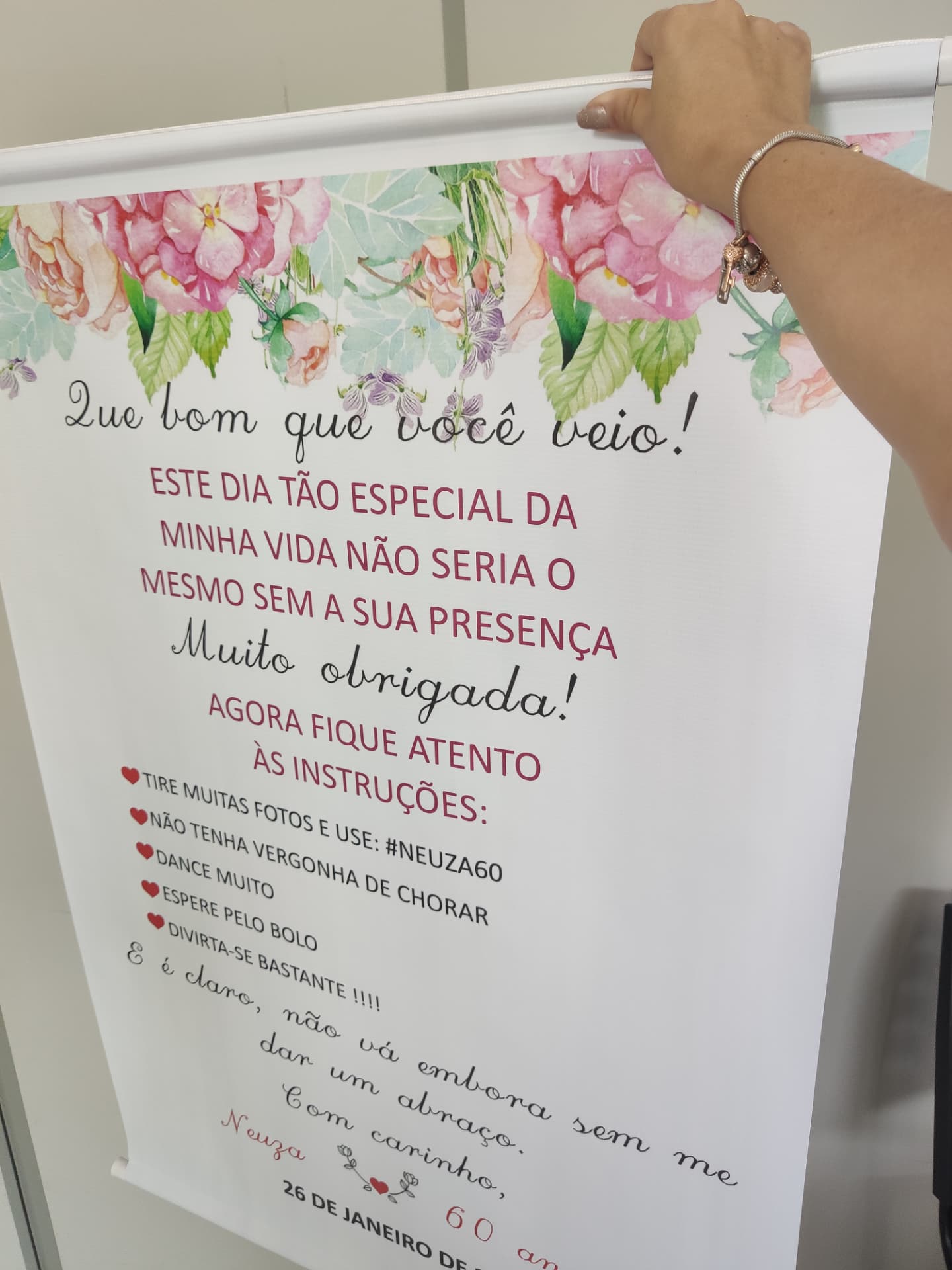 Banner impresso com acabamento em bastão para festa