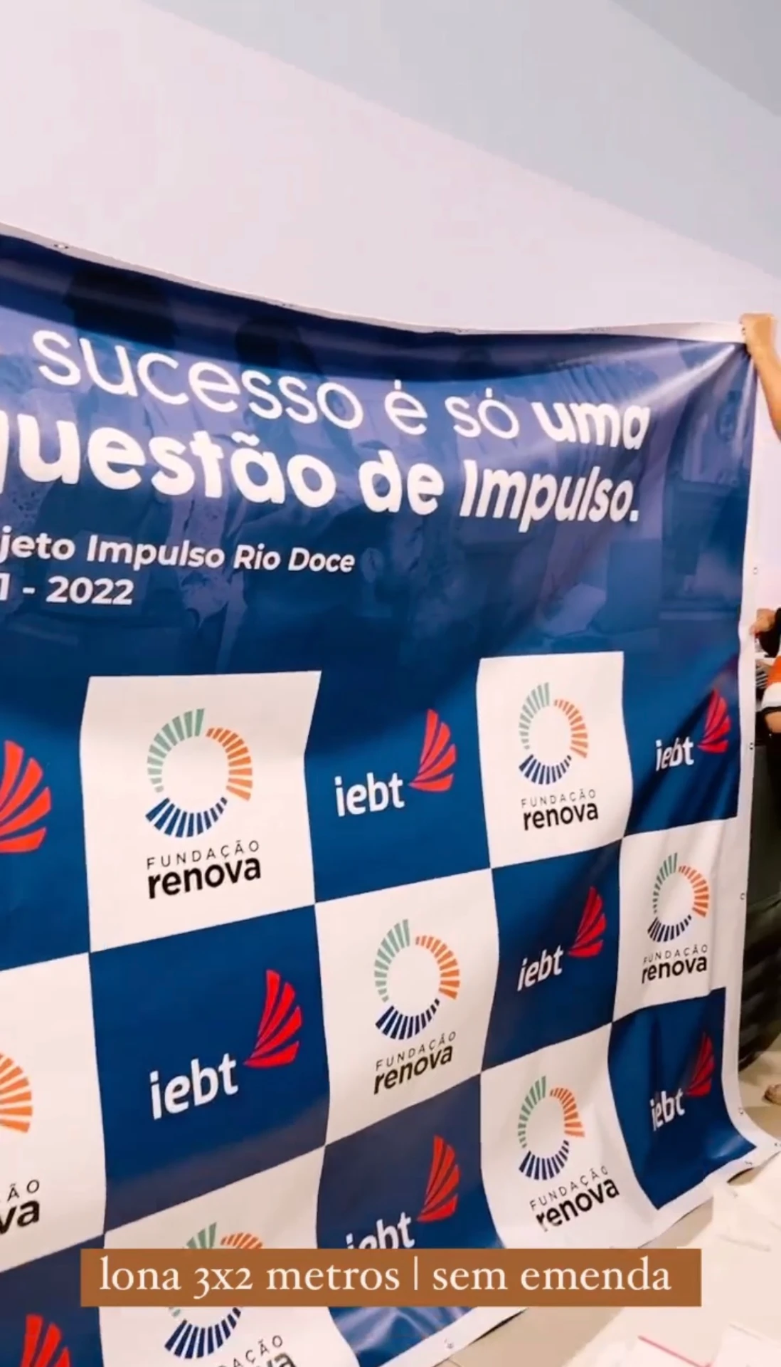 Detalhe da impressão em lona 3x2 metros com logos de patrocinadores