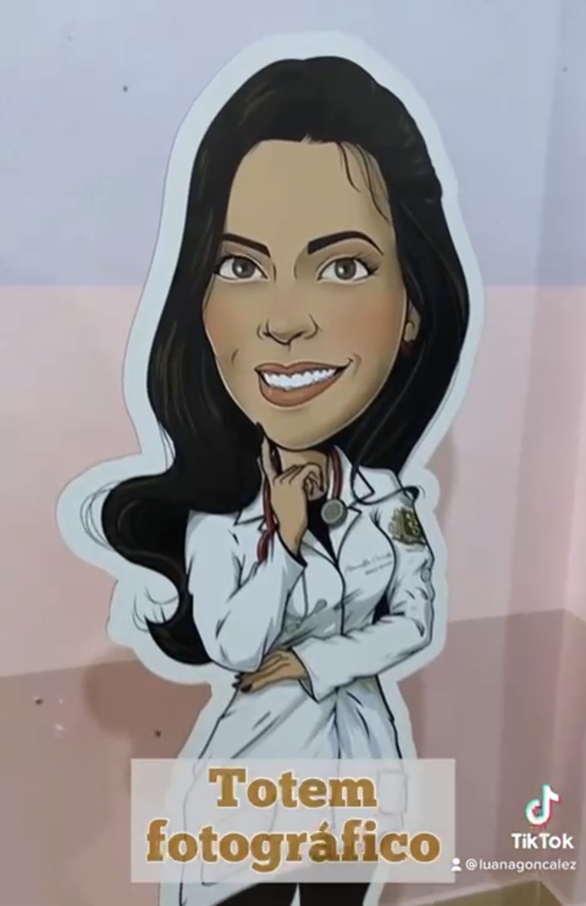 Totem fotográfico em tamanho real com recorte de contorno de formanda