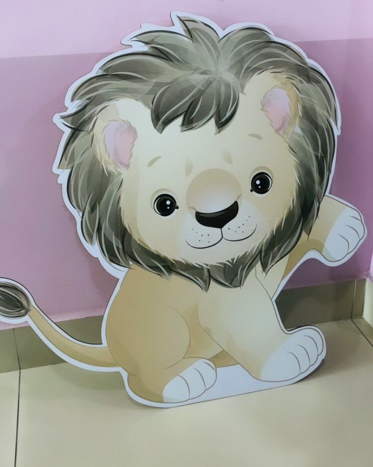 Totem decorativo em MDF com recorte de leãozinho para festa infantil