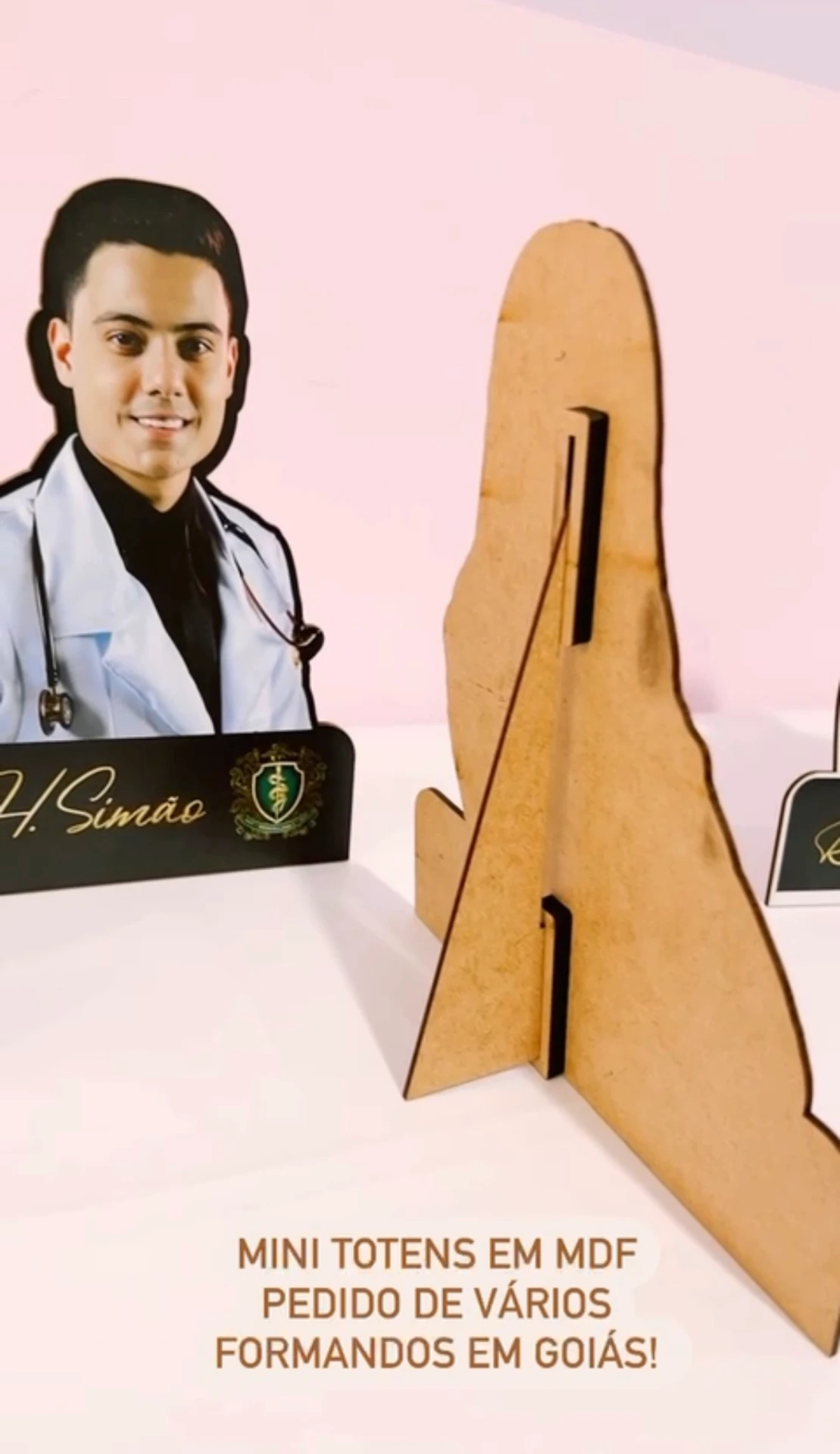 Estrutura de encaixe em MDF do mini totem personalizado