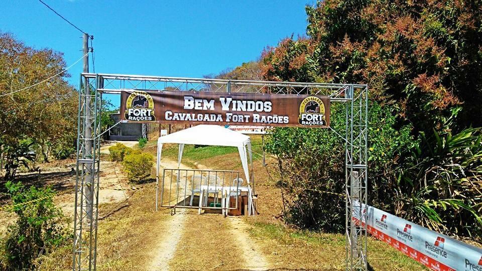 Faixa em lona de boas-vindas instalada em pórtico de evento