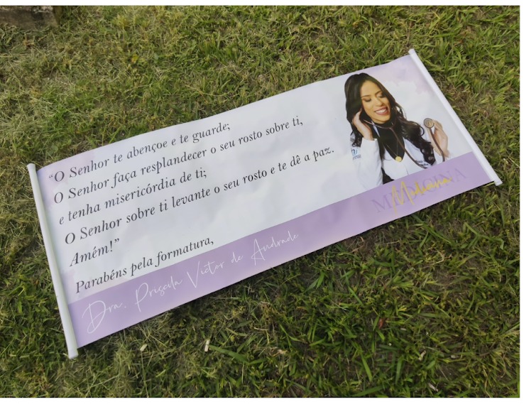 Faixa em lona de homenagem para formatura em medicina com bastões